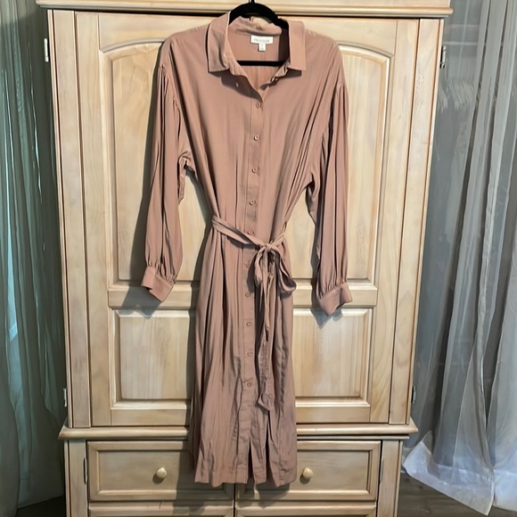 Ladies Medium, Long, Button-up, Collared, Flare-Arm Dress. - Picture 1 of 3